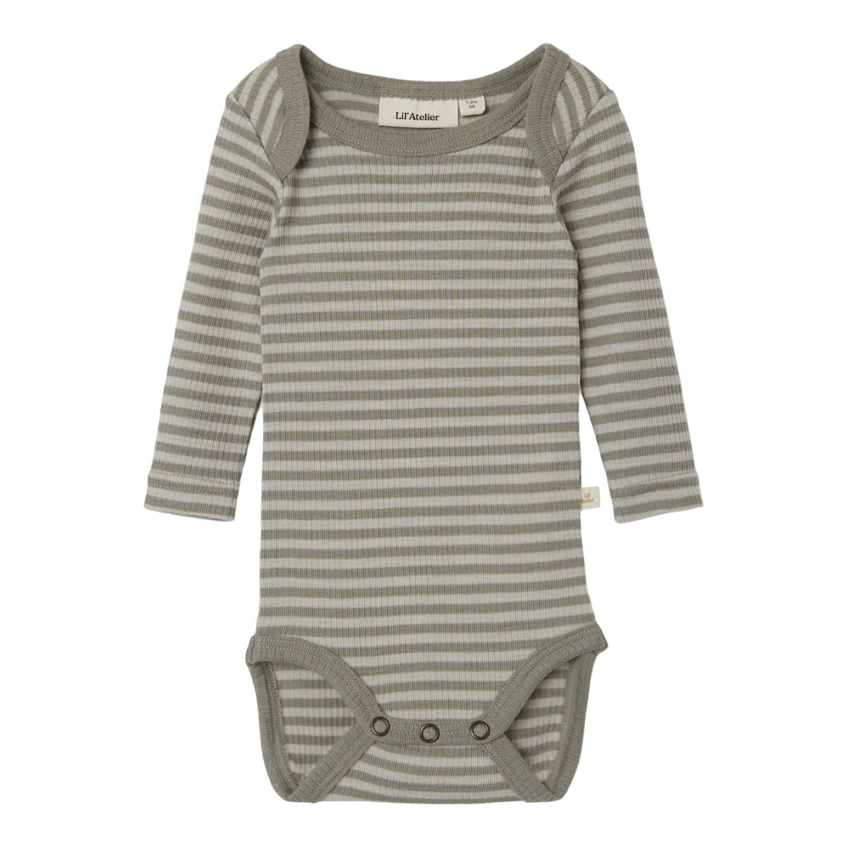 Je kindje ziet er nog schattiger uit in dit lieve rompertje in de uitvoering stripes sandshell van het merk Lil' Atelier. Deze romper is de ideale basic voor de alledaagse outfits. Draag hem op zichzelf of combineer hem met andere items, hij zal je kindje sowieso geweldig staan! VanZus