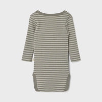 Je kindje ziet er nog schattiger uit in dit lieve rompertje in de uitvoering stripes sandshell van het merk Lil' Atelier. Deze romper is de ideale basic voor de alledaagse outfits. Draag hem op zichzelf of combineer hem met andere items, hij zal je kindje sowieso geweldig staan! VanZus