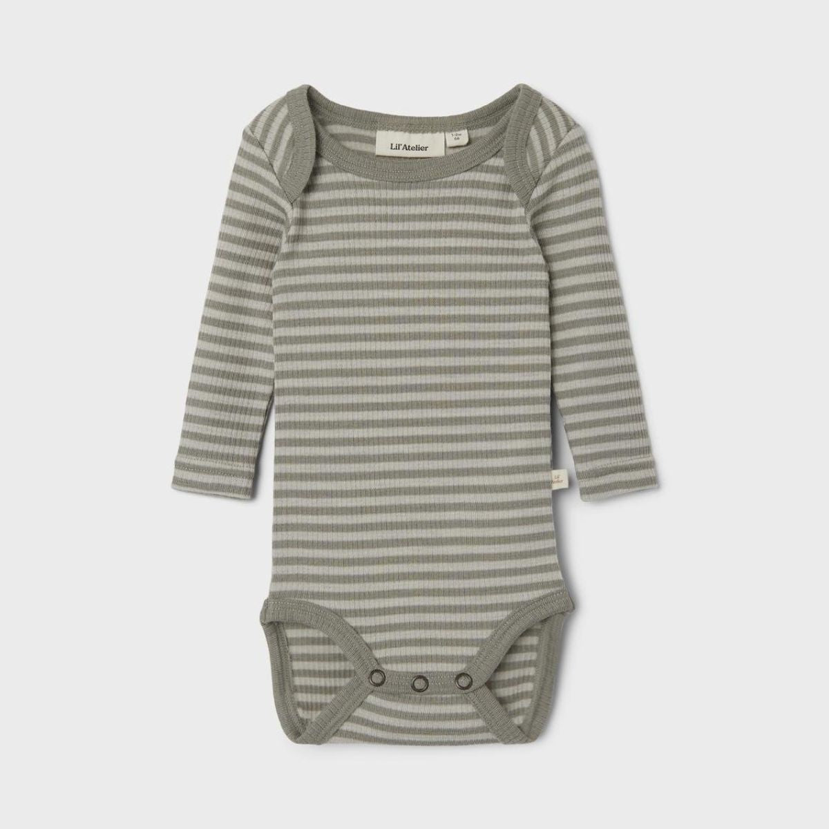 Je kindje ziet er nog schattiger uit in dit lieve rompertje in de uitvoering stripes sandshell van het merk Lil' Atelier. Deze romper is de ideale basic voor de alledaagse outfits. Draag hem op zichzelf of combineer hem met andere items, hij zal je kindje sowieso geweldig staan! VanZus