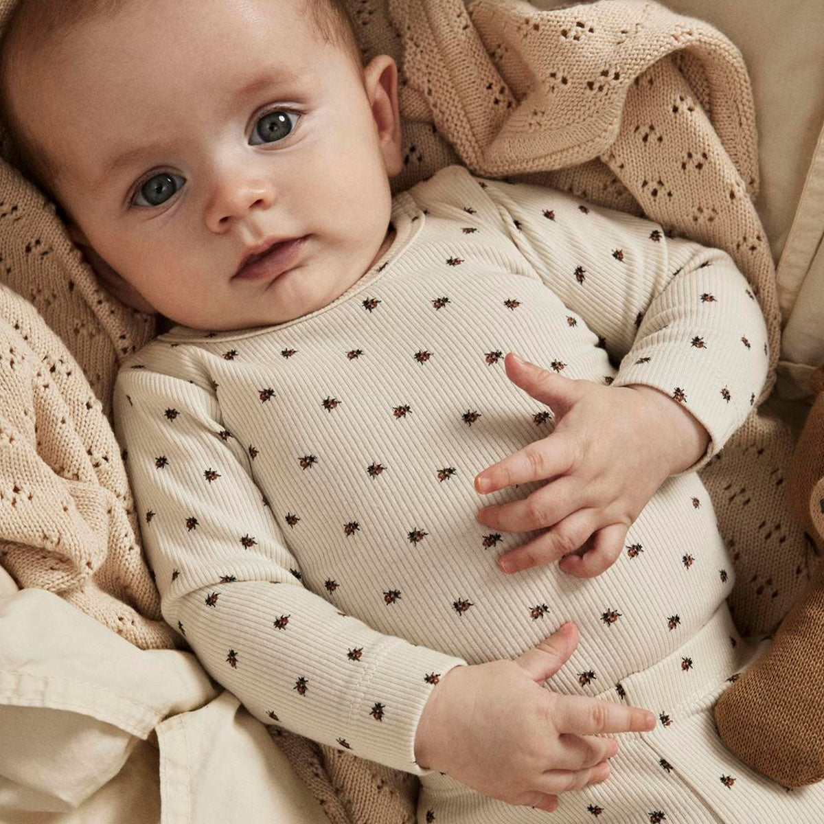 Voor jouw kleintje kun je nooit genoeg rompertjes in huis hebben. Dit leuke rompertje  in de kleur turtledove ladybug van het merk Lil' Atelier is dan ook een echte must have! Dit lieve rompertje heeft een prachtige witte kleur en is de perfecte basis voor elke outfit van jouw mini. VanZus