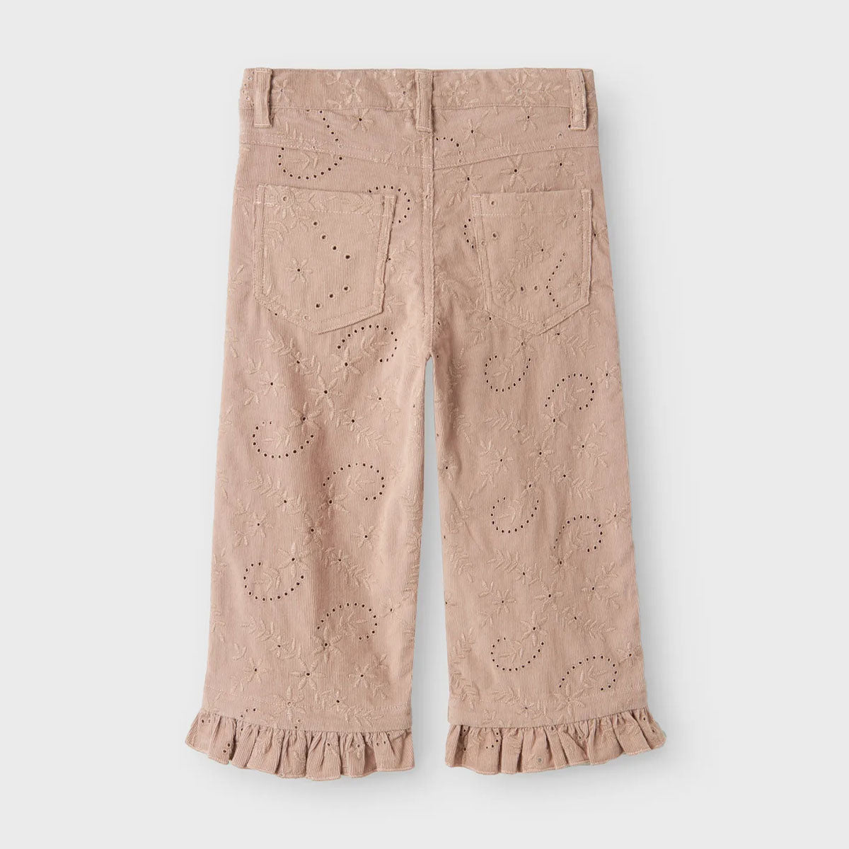 Voeg kleur toe aan de garderobe van je kind met de Lil' Atelier rose wide corduroy bine broek in etherea. Deze wide leg fit broek in corduroy biedt comfort en stijl voor lente en zomer. VanZus