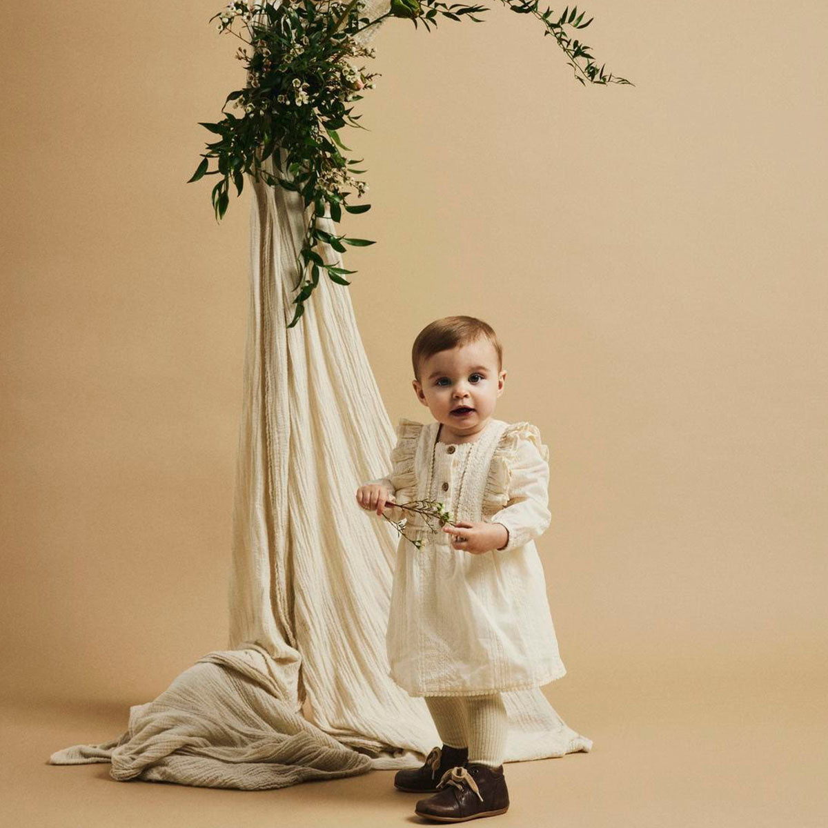 Dit schattige jurkje zal sowieso een favoriet worden van zowel jou als je kleintje. De roso longsleeve body jurk in de kleur turtledove van het merk Lil' Atelier is hét jurkje voor als je fan bent van romantische looks. VanZus