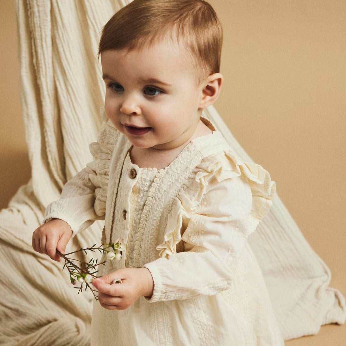 Dit schattige jurkje zal sowieso een favoriet worden van zowel jou als je kleintje. De roso longsleeve body jurk in de kleur turtledove van het merk Lil' Atelier is hét jurkje voor als je fan bent van romantische looks. VanZus