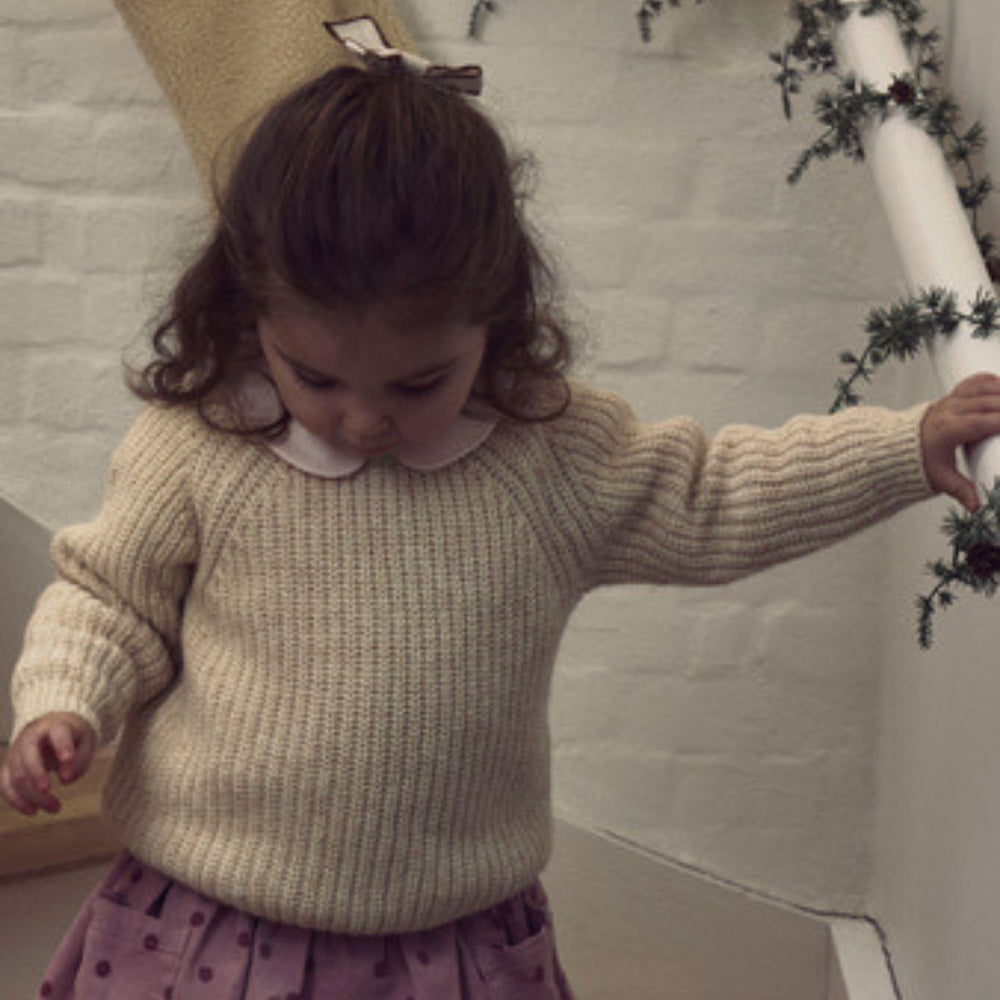 De gebreide trui rumba oxford tan melange van Lil' Atelier is een warme, stijlvolle kindertrui in grijs. Beschikbaar in maat 92 t/m 122. Shop bij VanZus