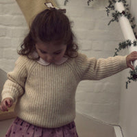 De gebreide trui rumba oxford tan melange van Lil' Atelier is een warme, stijlvolle kindertrui in grijs. Beschikbaar in maat 92 t/m 122. Shop bij VanZus