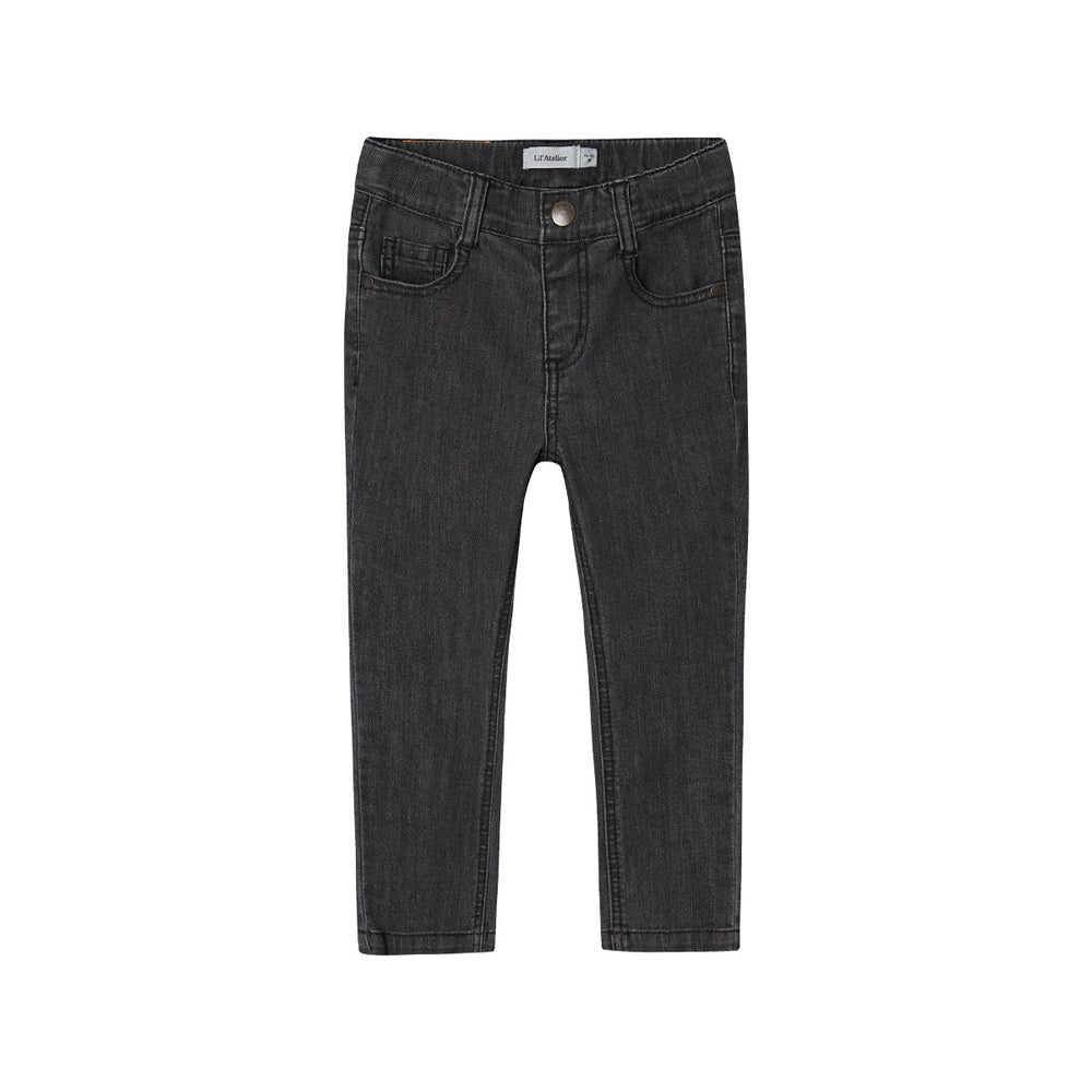 Hoe tof is deze lieve spijkerbroek? Met de ryan regular okaja jeans in de kleur medium grey denim van het merk Lil' Atelier verandert jouw kleintje in een echte trendsetter. Je kunt deze broek ontzettend goed combineren met allerlei items en hij zit ook nog eens heel comfortabel. VanZus