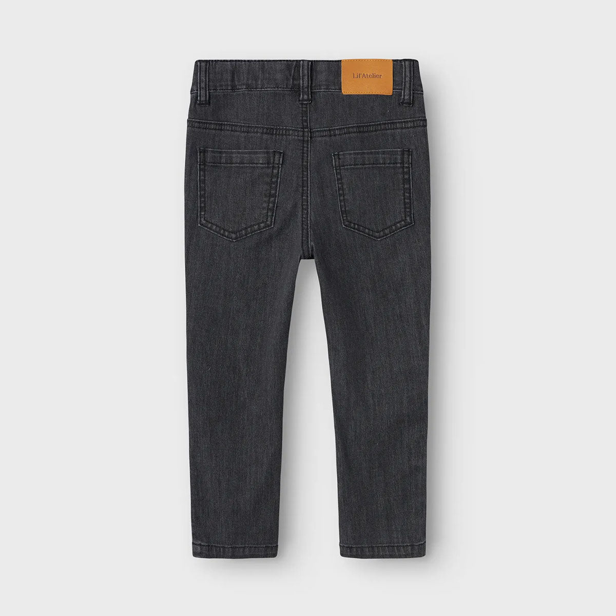 Hoe tof is deze lieve spijkerbroek? Met de ryan regular okaja jeans in de kleur medium grey denim van het merk Lil' Atelier verandert jouw kleintje in een echte trendsetter. Je kunt deze broek ontzettend goed combineren met allerlei items en hij zit ook nog eens heel comfortabel. VanZus