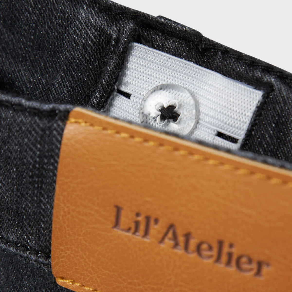 Hoe tof is deze lieve spijkerbroek? Met de ryan regular okaja jeans in de kleur medium grey denim van het merk Lil' Atelier verandert jouw kleintje in een echte trendsetter. Je kunt deze broek ontzettend goed combineren met allerlei items en hij zit ook nog eens heel comfortabel. VanZus