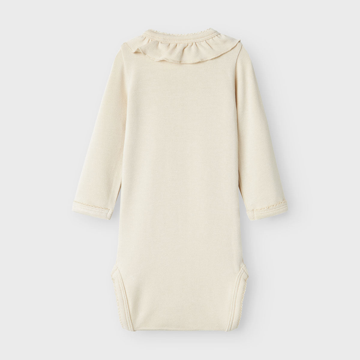 Hul je kleintje in dit heerlijke saba sol longsleeve rompertje in de kleur turtledove van het leuke merk Lil' Atelier. Dit schattige rompertje is een heerlijk basic item om outfits mee samen te stellen, maar kan ook prima op zichzelf gedragen worden. VanZus