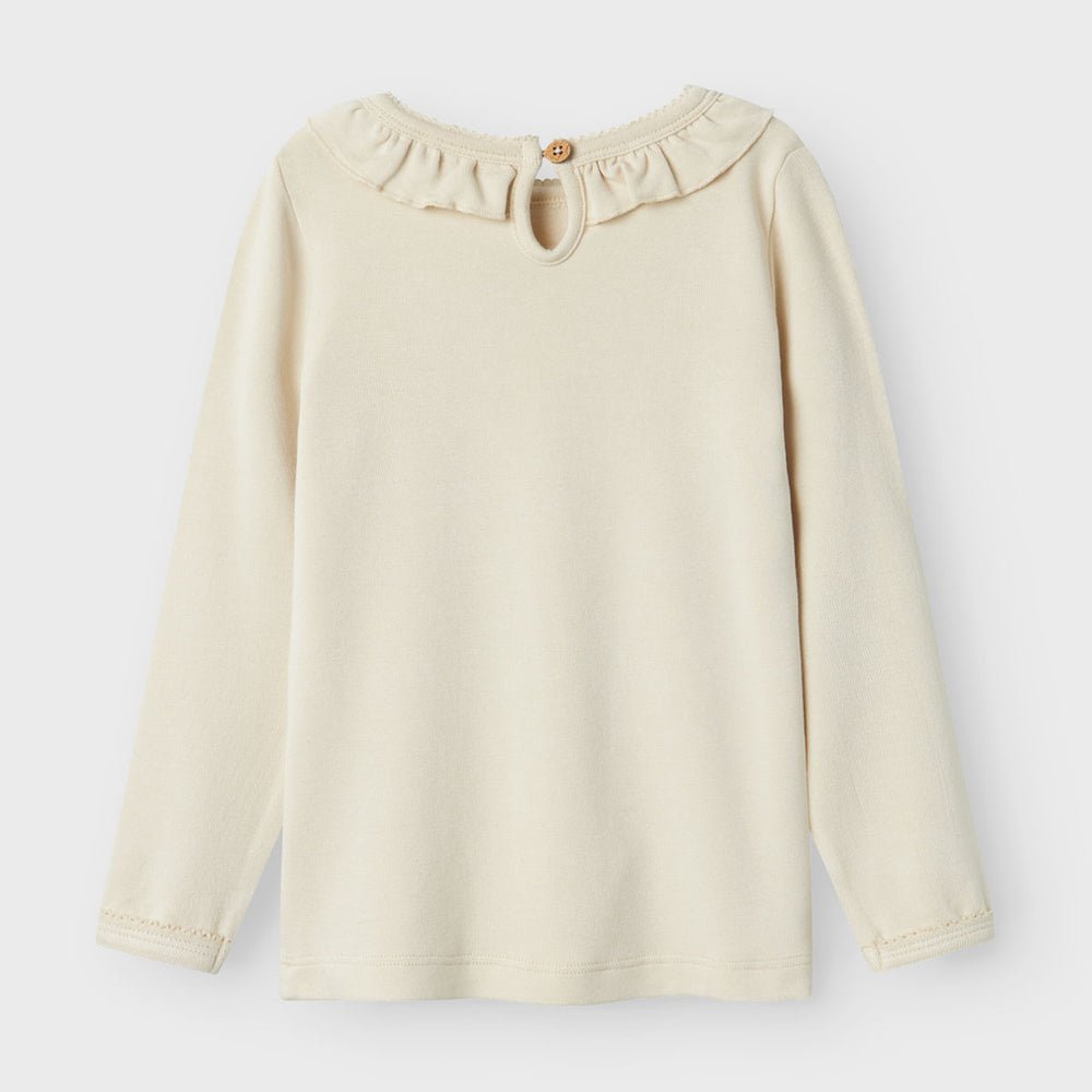 Hul je kleintje in dit heerlijke saba sol longsleeve slim shirt in de kleur turtledove van het leuke merk Lil' Atelier. Dit schattige shirt is een heerlijk basic item om outfits mee samen te stellen, maar kan ook prima op zichzelf gedragen worden. VanZus