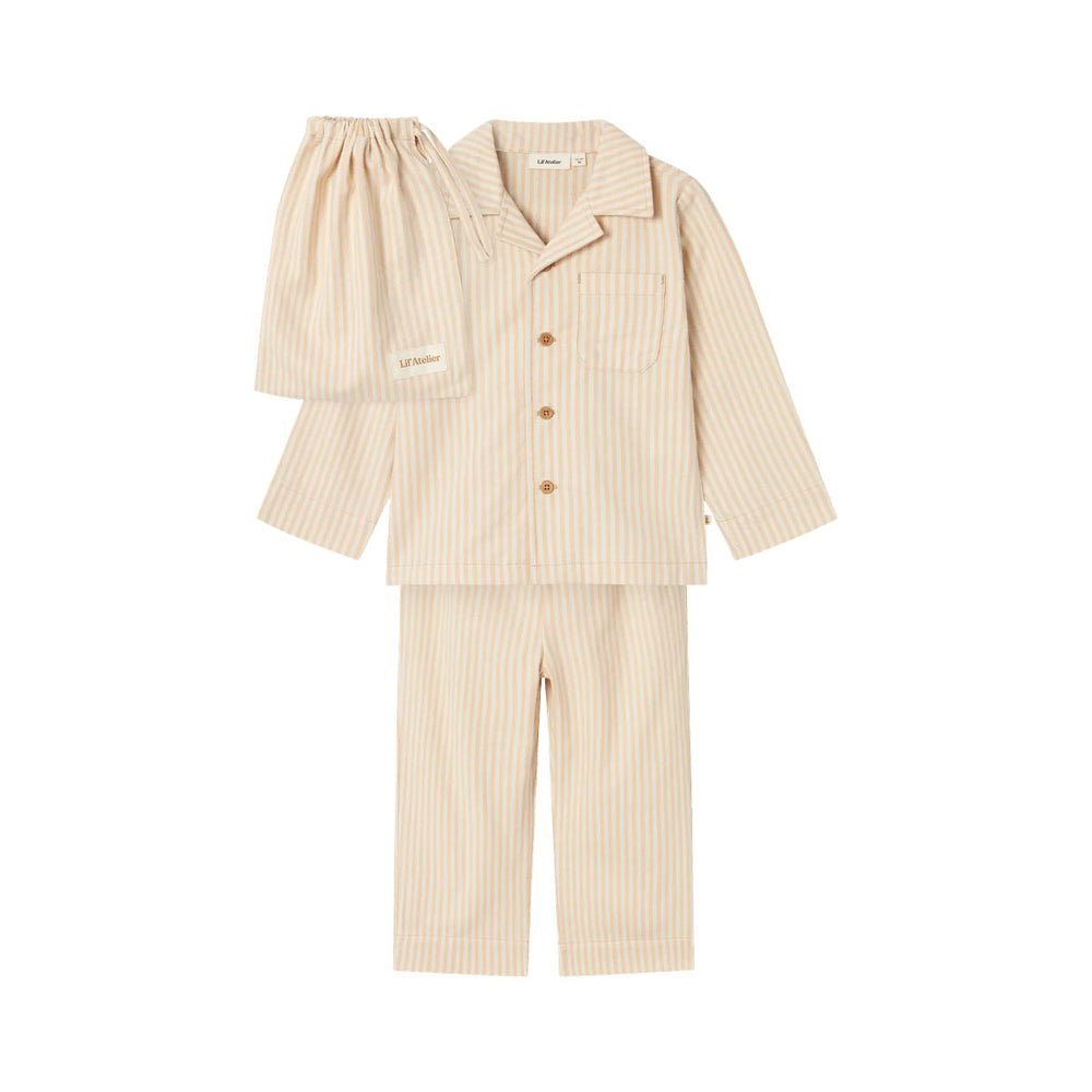 Je kindje zal heerlijk slapen in deze schattige sage pyjama set in de kleur turtledove van het merk Lil' Atelier. De zachte pyjama is gemaakt van 100% organisch katoen, dus zit heel comfortabel en is ademend, wat fijn is voor tijdens het slapen. VanZus