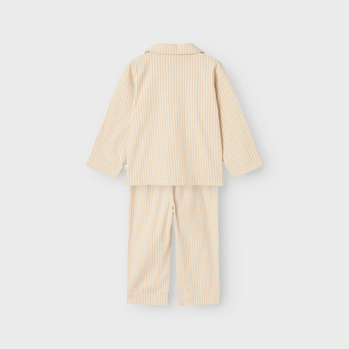 Je kindje zal heerlijk slapen in deze schattige sage pyjama set in de kleur turtledove van het merk Lil' Atelier. De zachte pyjama is gemaakt van 100% organisch katoen, dus zit heel comfortabel en is ademend, wat fijn is voor tijdens het slapen. VanZus