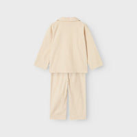 Je kindje zal heerlijk slapen in deze schattige sage pyjama set in de kleur turtledove van het merk Lil' Atelier. De zachte pyjama is gemaakt van 100% organisch katoen, dus zit heel comfortabel en is ademend, wat fijn is voor tijdens het slapen. VanZus