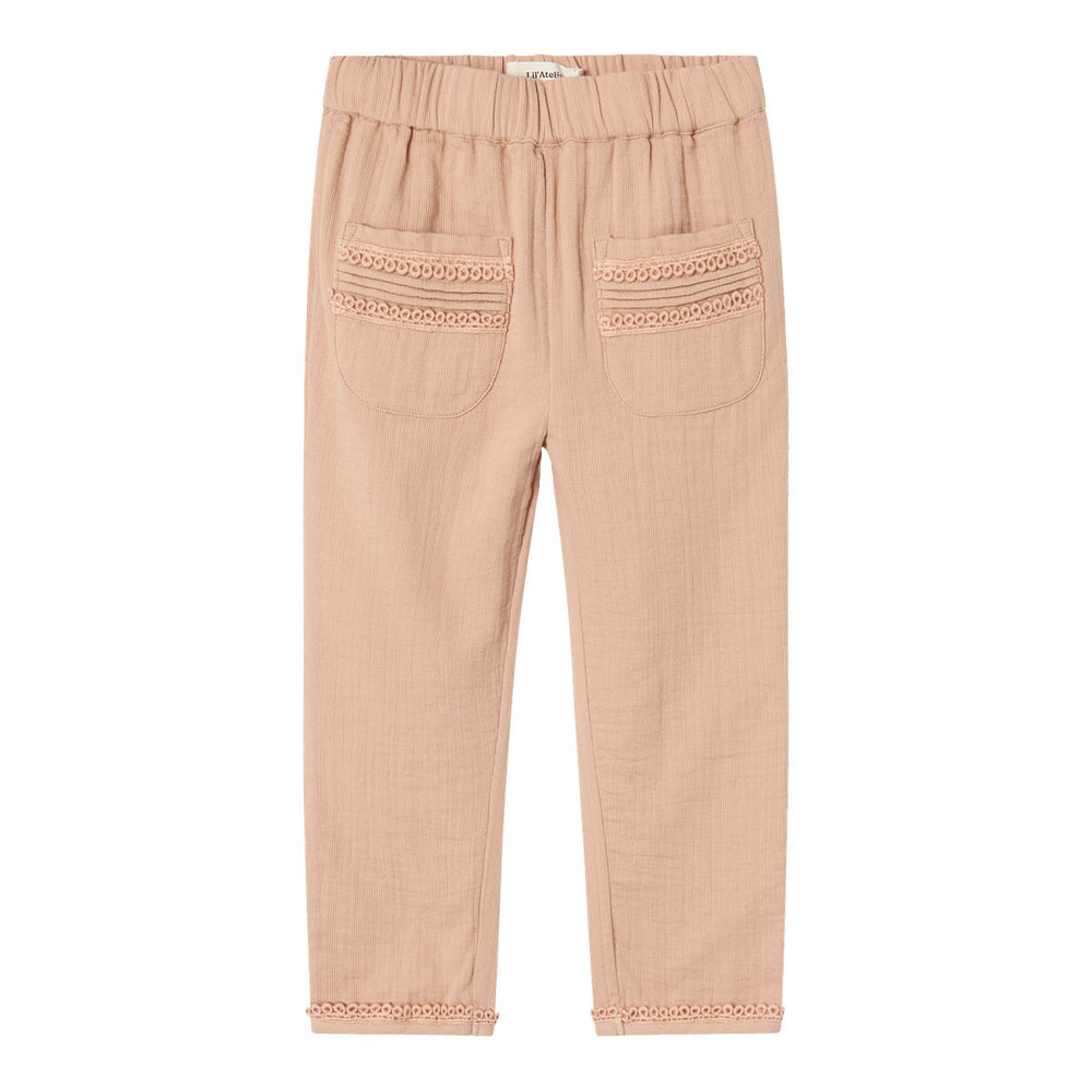 Hoe schattig is deze salene broek in de kleur rugby tan van het merk Lil' Atelier. Deze mooie broek is ideaal voor feestelijke gelegenheden, zoals bijvoorbeeld kerst! De broek ziet er ontzettend chique uit, maar zit ook heel comfortabel. VanZus