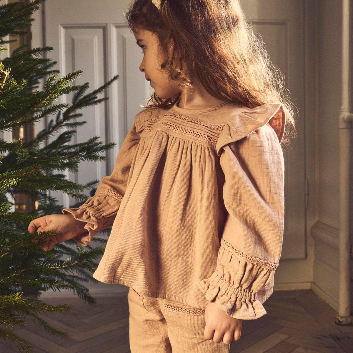 Hoe schattig is deze salene broek in de kleur rugby tan van het merk Lil' Atelier. Deze mooie broek is ideaal voor feestelijke gelegenheden, zoals bijvoorbeeld kerst! De broek ziet er ontzettend chique uit, maar zit ook heel comfortabel. VanZus