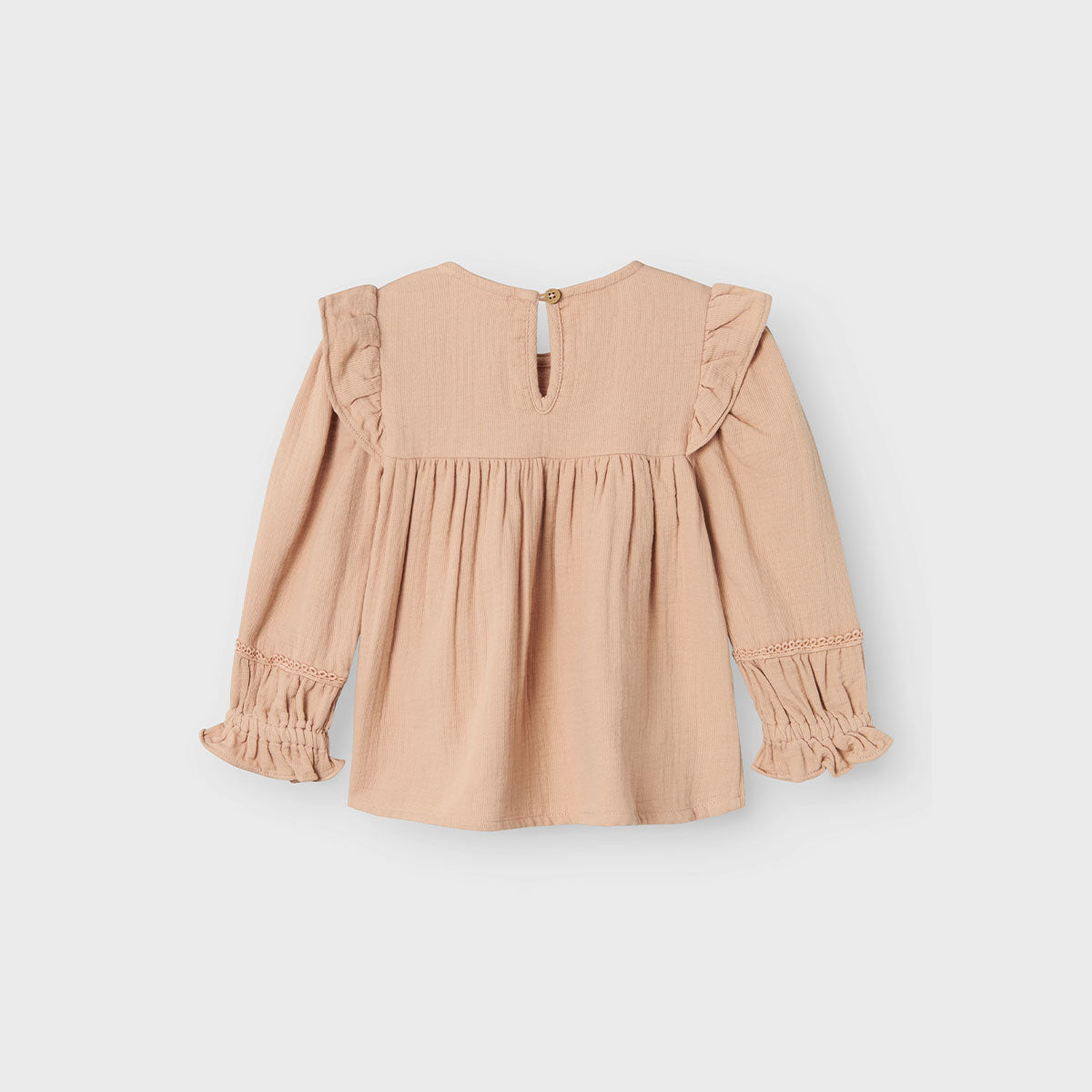 Hoe schattig is dit salene shirt in de kleur rugby tan van het merk Lil' Atelier? Met dit blousje kun je alle kanten op en hij is ideaal voor zowel casual outfits als feestelijke gelegenheden. Het blousje ziet er namelijk niet alleen heel mooi uit, maar zit ook comfortabel. VanZus