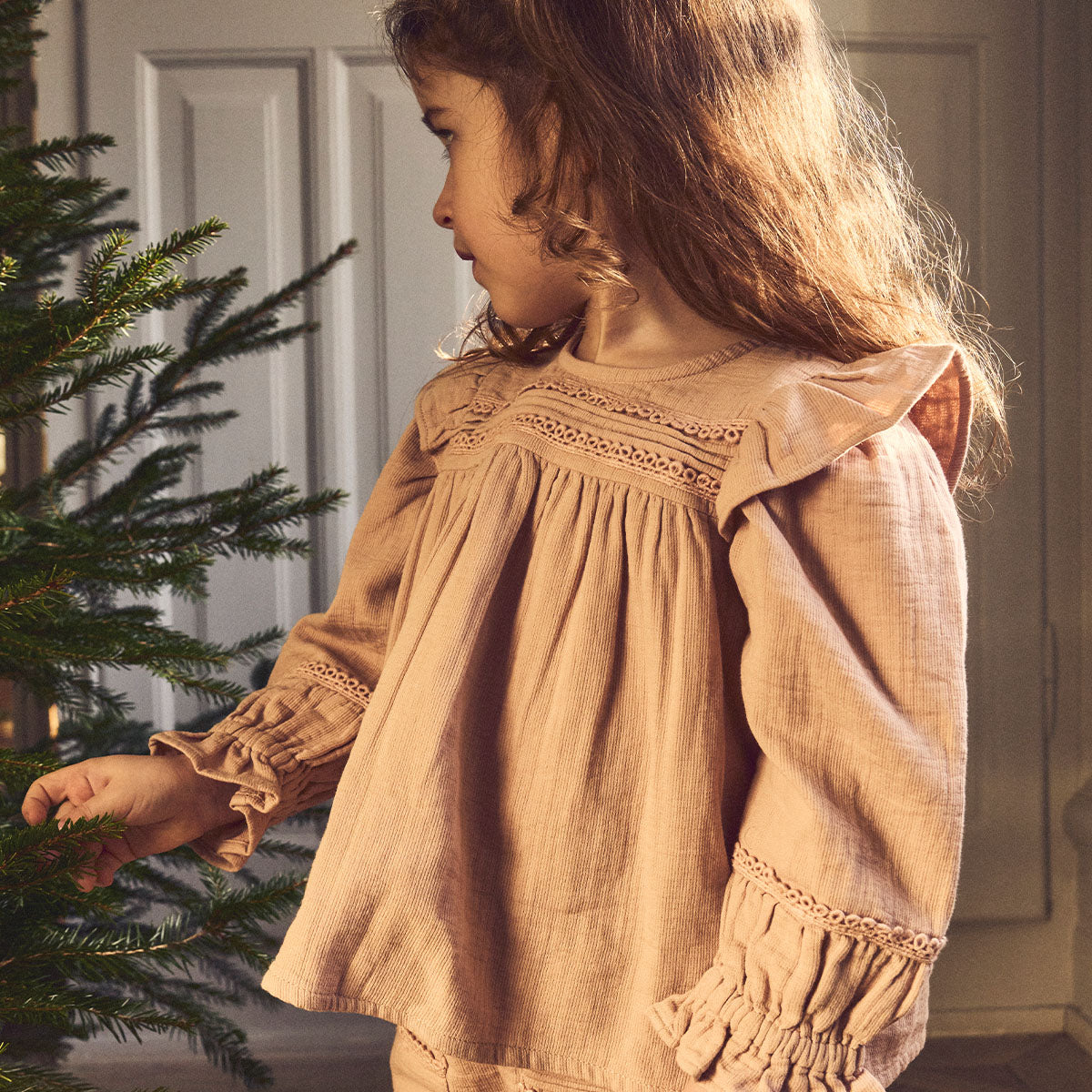 Hoe schattig is dit salene shirt in de kleur rugby tan van het merk Lil' Atelier? Met dit blousje kun je alle kanten op en hij is ideaal voor zowel casual outfits als feestelijke gelegenheden. Het blousje ziet er namelijk niet alleen heel mooi uit, maar zit ook comfortabel. VanZus