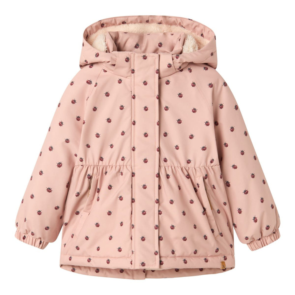 Houdt je kleintje lekker warm in de winter of op skivakantie met deze leuke snow05 jas in de kleur misty rose van het merk Lil' Atelier. Deze jas is lekker warm, is voorzien van een waterdichte coating en ziet er ook nog eens heel stijlvol uit. VanZus