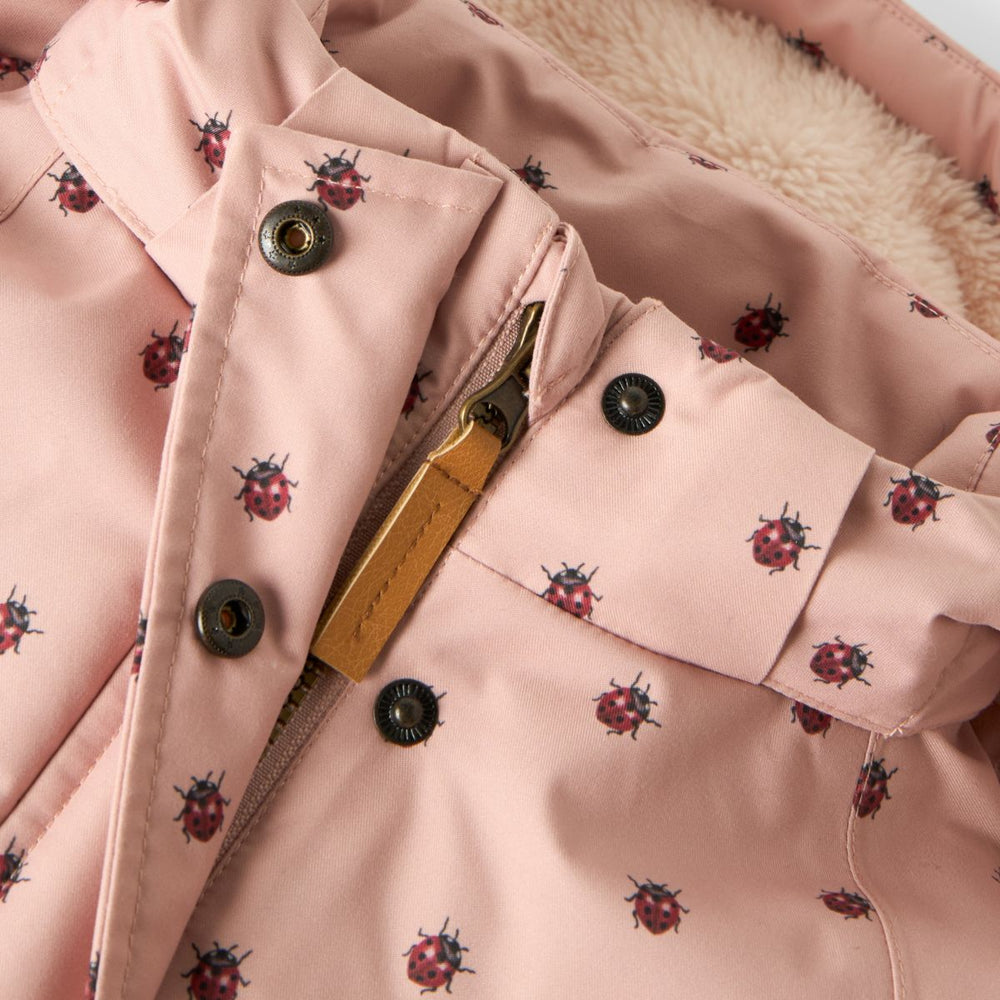 Houdt je kleintje lekker warm in de winter of op skivakantie met deze leuke snow05 jas in de kleur misty rose van het merk Lil' Atelier. Deze jas is lekker warm, is voorzien van een waterdichte coating en ziet er ook nog eens heel stijlvol uit. VanZus