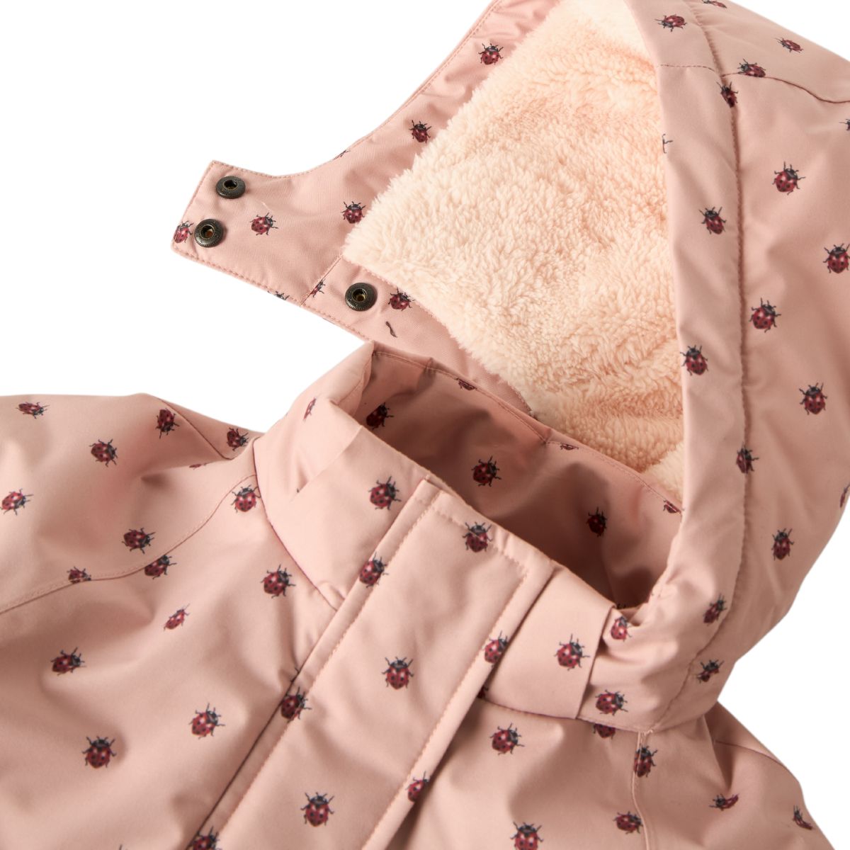 Houdt je kleintje lekker warm in de winter of op skivakantie met deze leuke snow05 jas in de kleur misty rose van het merk Lil' Atelier. Deze jas is lekker warm, is voorzien van een waterdichte coating en ziet er ook nog eens heel stijlvol uit. VanZus