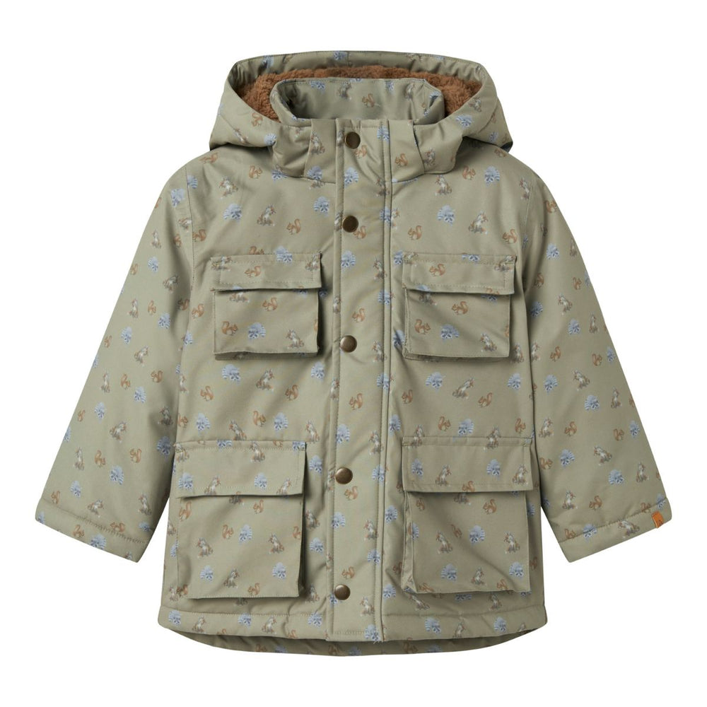 Houdt je kleintje lekker warm in de winter of op skivakantie met deze leuke snow05 jas in de kleur overland trek van het merk Lil' Atelier. Deze jas is lekker warm, is voorzien van een waterdichte coating en ziet er ook nog eens heel stijlvol uit. VanZus
