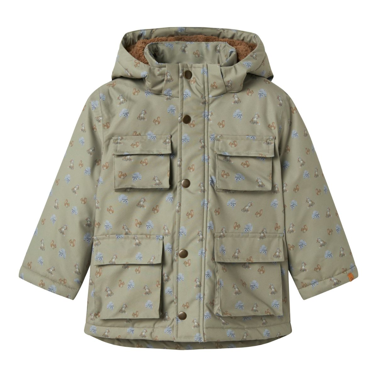Houdt je kleintje lekker warm in de winter of op skivakantie met deze leuke snow05 jas in de kleur overland trek van het merk Lil' Atelier. Deze jas is lekker warm, is voorzien van een waterdichte coating en ziet er ook nog eens heel stijlvol uit. VanZus