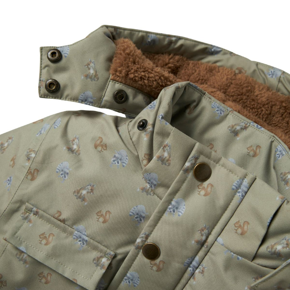 Houdt je kleintje lekker warm in de winter of op skivakantie met deze leuke snow05 jas in de kleur overland trek van het merk Lil' Atelier. Deze jas is lekker warm, is voorzien van een waterdichte coating en ziet er ook nog eens heel stijlvol uit. VanZus