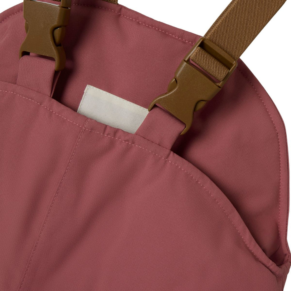 Je kleintje is lekker warm en stijlvol met de snow10 skibroek in de prachtige kleur withered rose van het merk Lil' Atelier. Deze functionele en duurzame skibroek is waterafstotend en winddicht, ideaal voor koude winterdagen. VanZus