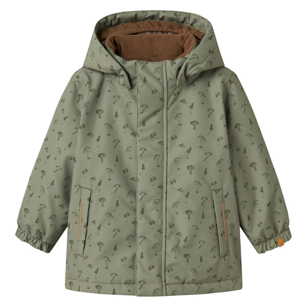 Je kleintje is lekker warm en stijlvol met de snow10 jas in de prachtige kleur trek mushroom van het merk Lil' Atelier. Dit functionele en duurzame skipak is waterafstotend en winddicht, ideaal voor koude winterdagen. VanZus