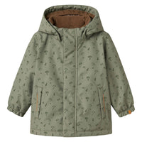 Je kleintje is lekker warm en stijlvol met de snow10 jas in de prachtige kleur trek mushroom van het merk Lil' Atelier. Dit functionele en duurzame skipak is waterafstotend en winddicht, ideaal voor koude winterdagen. VanZus