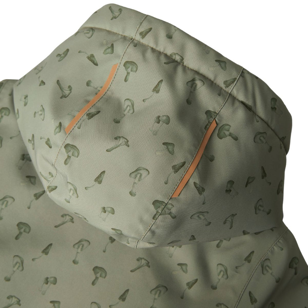 Je kleintje is lekker warm en stijlvol met de snow10 jas in de prachtige kleur trek mushroom van het merk Lil' Atelier. Dit functionele en duurzame skipak is waterafstotend en winddicht, ideaal voor koude winterdagen. VanZus
