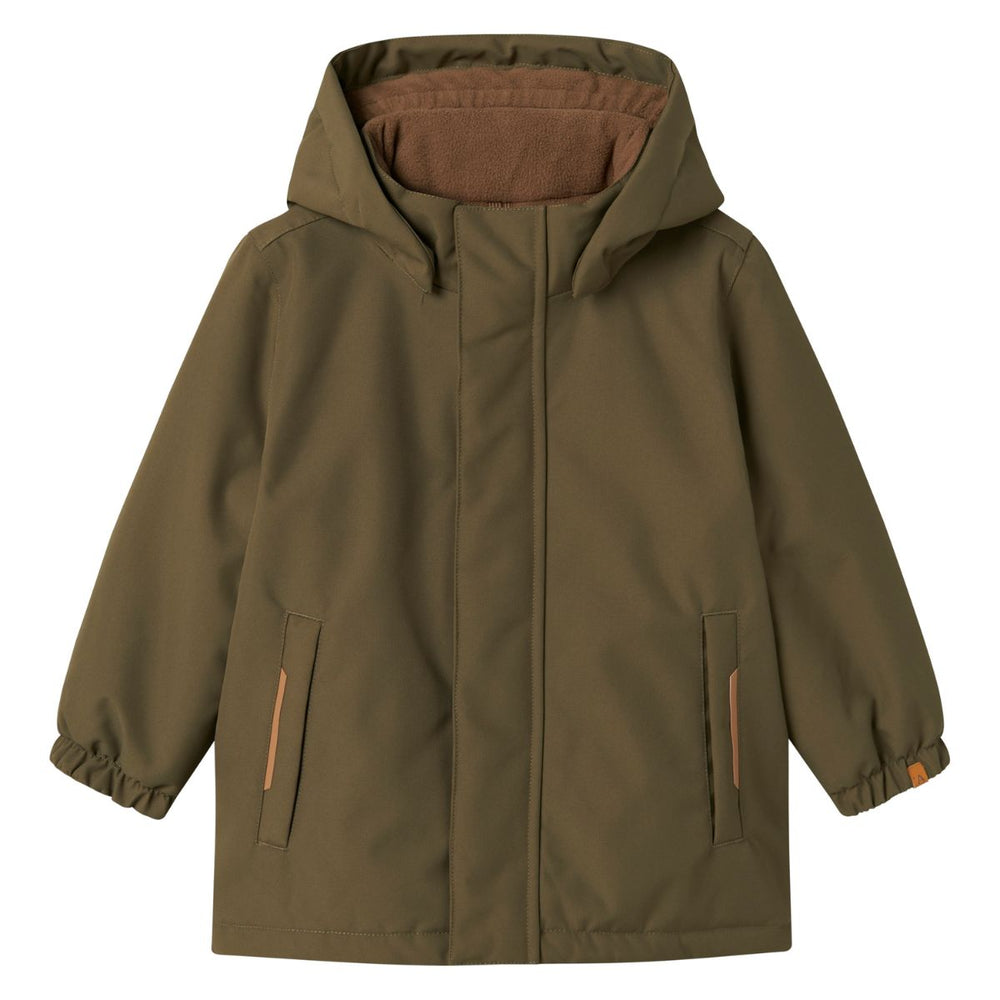 Houdt je kleintje lekker warm in de winter of op skivakantie met deze leuke snow10 jas in de kleur overland trek van het merk Lil' Atelier. Deze jas is lekker warm, is voorzien van een waterdichte coating en ziet er ook nog eens heel stijlvol uit. VanZus