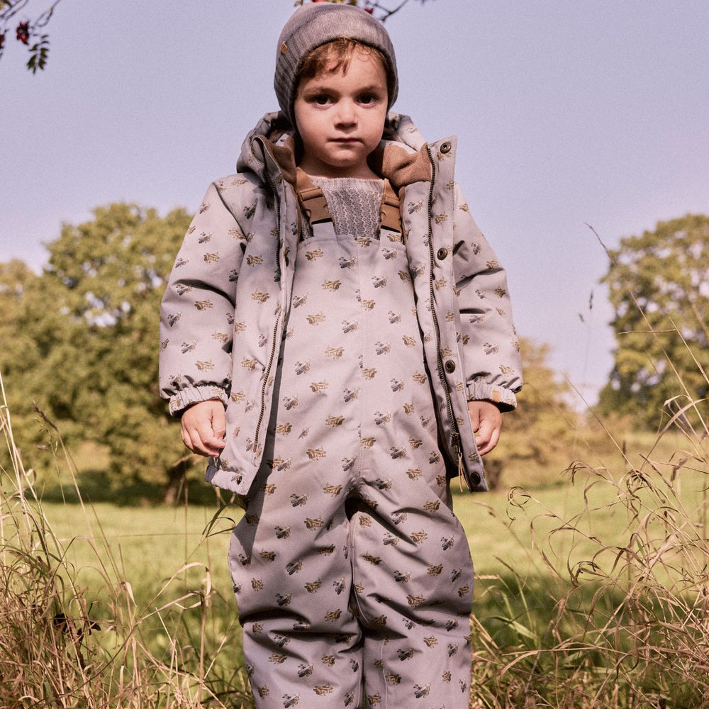 Houdt je kleintje lekker warm in de winter of op skivakantie met deze leuke snow10 jas in de kleur ultimate grey airplanes van het merk Lil' Atelier. Deze jas is lekker warm, is voorzien van een waterdichte coating en ziet er ook nog eens heel stijlvol uit. VanZus