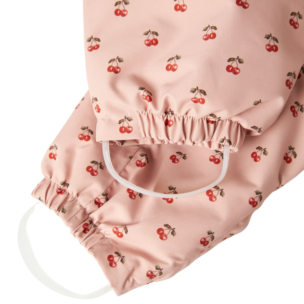 Je kleintje is lekker warm en stijlvol met het snow10 skipak in de prachtige rose cherry van het merk Lil' Atelier. Dit functionele en duurzame skipak is waterafstotend en winddicht, ideaal voor koude winterdagen. VanZus