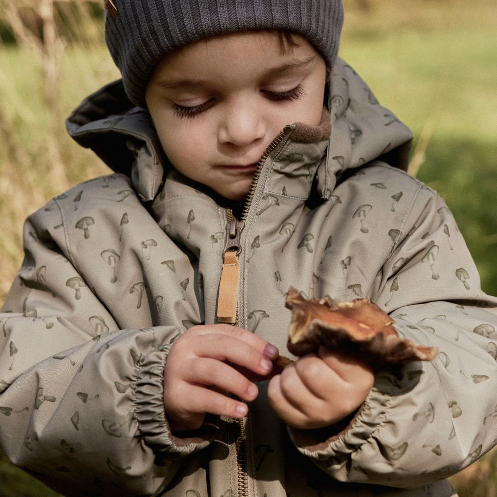 Je kleintje is lekker warm en stijlvol met het snow10 skipak in de prachtige kleur trek mushroom van het merk Lil' Atelier. Dit functionele en duurzame skipak is waterafstotend en winddicht, ideaal voor koude winterdagen. VanZus
