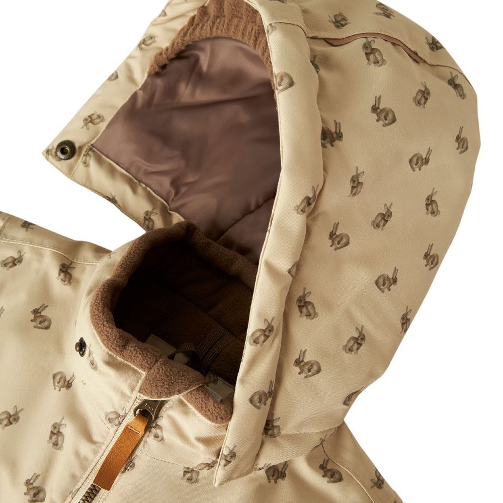 Je kleintje is lekker warm en stijlvol met het snow10 skipak in de prachtige tan rabbit van het merk Lil' Atelier. Dit functionele en duurzame skipak is waterafstotend en winddicht, ideaal voor koude winterdagen. VanZus