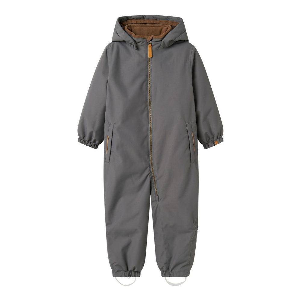 Je kleintje is lekker warm en stijlvol met het snow10 skipak in de prachtige kleur poppy seed van het merk Lil' Atelier. Dit functionele en duurzame skipak is waterafstotend en winddicht, ideaal voor koude winterdagen. VanZus