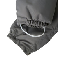 Je kleintje is lekker warm en stijlvol met het snow10 skipak in de prachtige kleur poppy seed van het merk Lil' Atelier. Dit functionele en duurzame skipak is waterafstotend en winddicht, ideaal voor koude winterdagen. VanZus