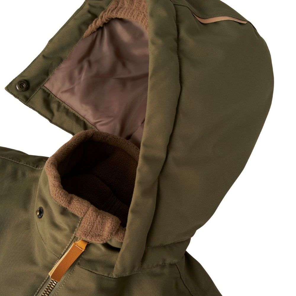 Je kleintje is lekker warm en stijlvol met het snow10 skipak in de prachtige kleur sea turtle van het merk Lil' Atelier. Dit functionele en duurzame skipak is waterafstotend en winddicht, ideaal voor koude winterdagen. VanZus