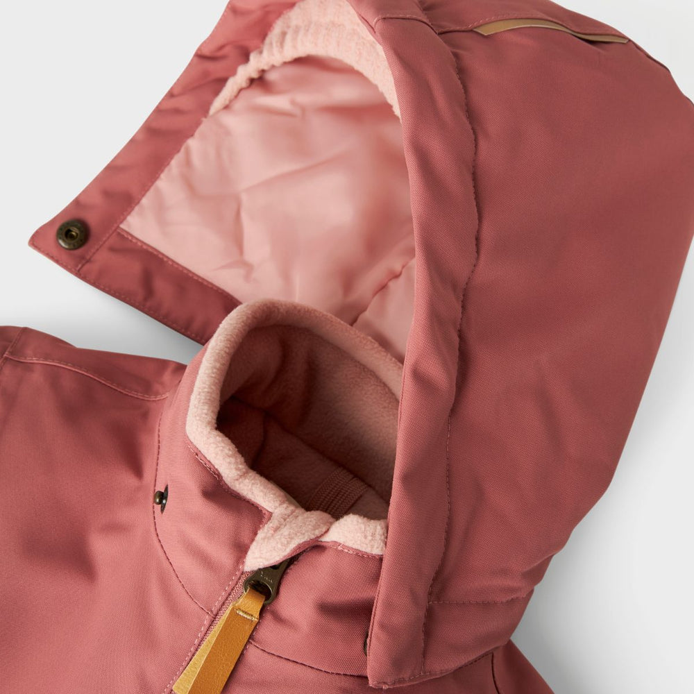 Je kleintje is lekker warm en stijlvol met het snow10 skipak in de prachtige kleur withered rose van het merk Lil' Atelier. Dit functionele en duurzame skipak is waterafstotend en winddicht, ideaal voor koude winterdagen. VanZus