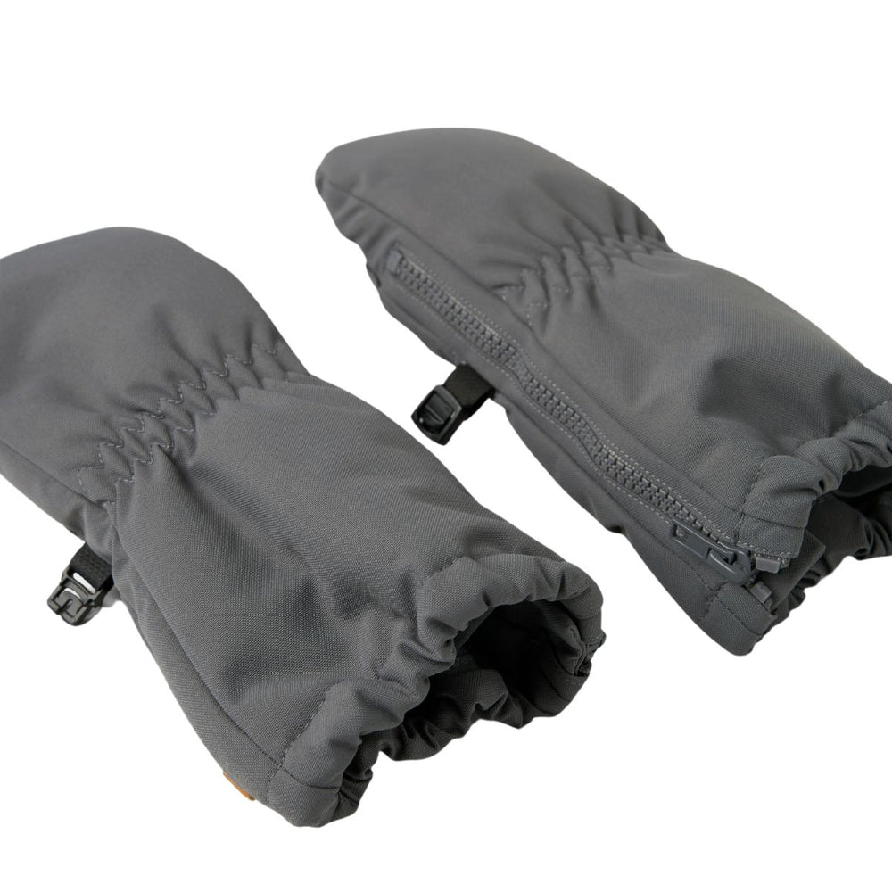 Houd kleine handjes heerlijk warm met deze schattige snow10 wanten in de mooie kleur poppy seed van het merk Lil' Atelier. Deze winterse wanten zijn waterafstotend en winddicht, perfect voor koude dagen vol buitenpret. VanZus