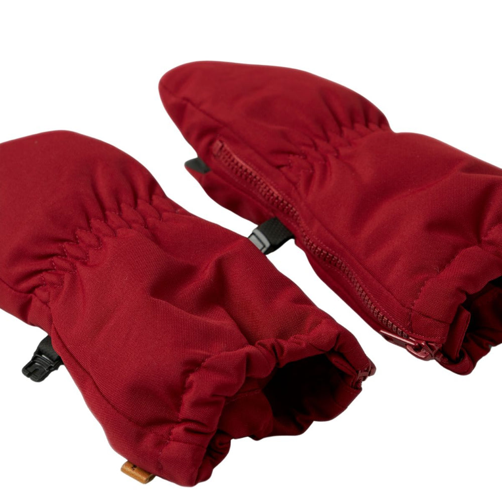 Houd kleine handjes heerlijk warm met deze schattige snow10 wanten in de mooie kleur red dahlia van het merk Lil' Atelier. Deze winterse wanten zijn waterafstotend en winddicht, perfect voor koude dagen vol buitenpret. VanZus