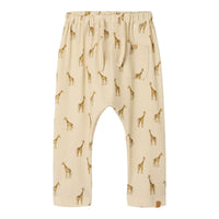 Deze soepelvallende broek in de uitvoering giraffe fog van het vrolijke merk Lil' Atelier is ideaal voor je kleintje om lekker in te rennen, te spelen en te ravotten. Deze fijne broek biedt namelijk optimale bewegingsvrijheid en is lekker luchtig. Perfect voor de warmere maanden! VanZus