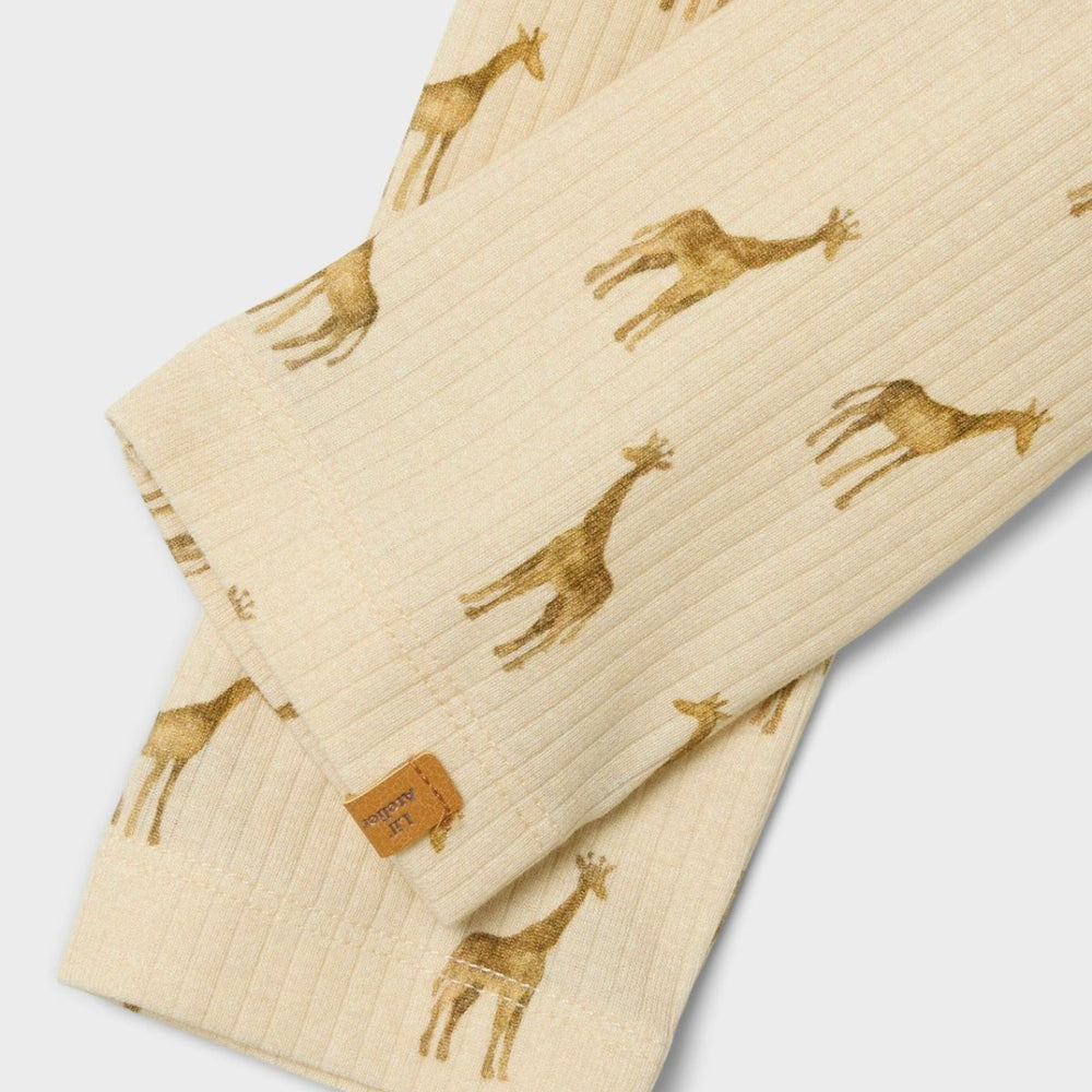 Deze soepelvallende broek in de uitvoering giraffe fog van het vrolijke merk Lil' Atelier is ideaal voor je kleintje om lekker in te rennen, te spelen en te ravotten. Deze fijne broek biedt namelijk optimale bewegingsvrijheid en is lekker luchtig. Perfect voor de warmere maanden! VanZus