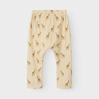 Deze soepelvallende broek in de uitvoering giraffe fog van het vrolijke merk Lil' Atelier is ideaal voor je kleintje om lekker in te rennen, te spelen en te ravotten. Deze fijne broek biedt namelijk optimale bewegingsvrijheid en is lekker luchtig. Perfect voor de warmere maanden! VanZus