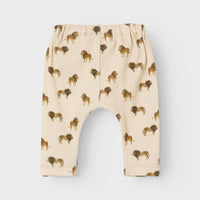 Deze soepelvallende broek in de uitvoering lion fog van het vrolijke merk Lil' Atelier is ideaal voor je kleintje om lekker in te rennen, te spelen en te ravotten. Deze fijne broek biedt namelijk optimale bewegingsvrijheid en is lekker luchtig. VanZus