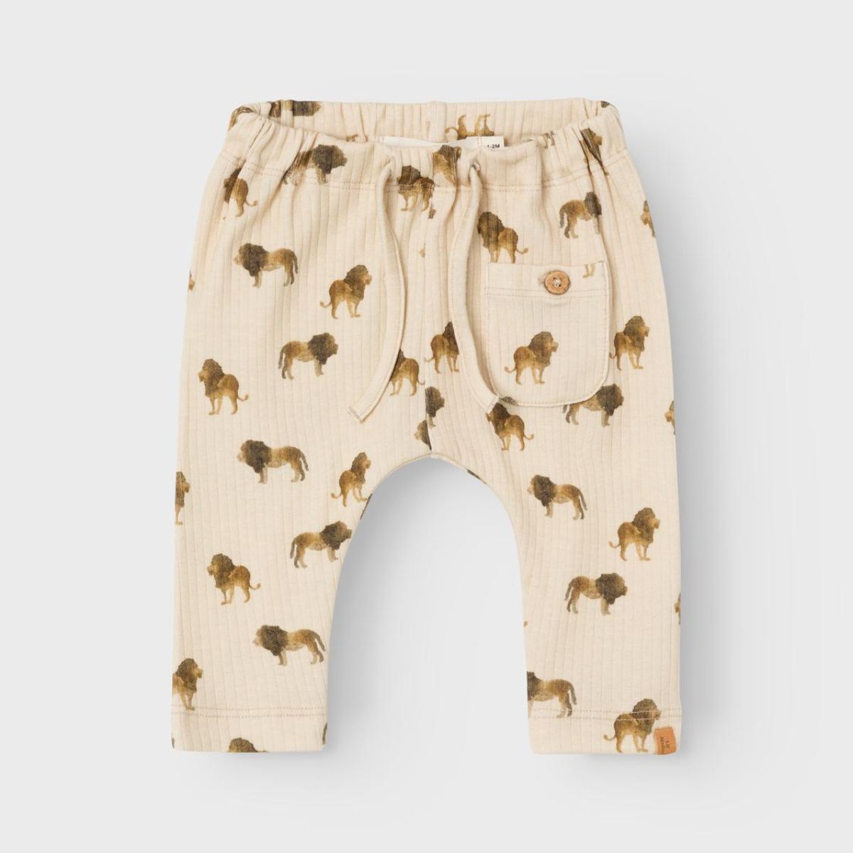 Deze soepelvallende broek in de uitvoering lion fog van het vrolijke merk Lil' Atelier is ideaal voor je kleintje om lekker in te rennen, te spelen en te ravotten. Deze fijne broek biedt namelijk optimale bewegingsvrijheid en is lekker luchtig. VanZus