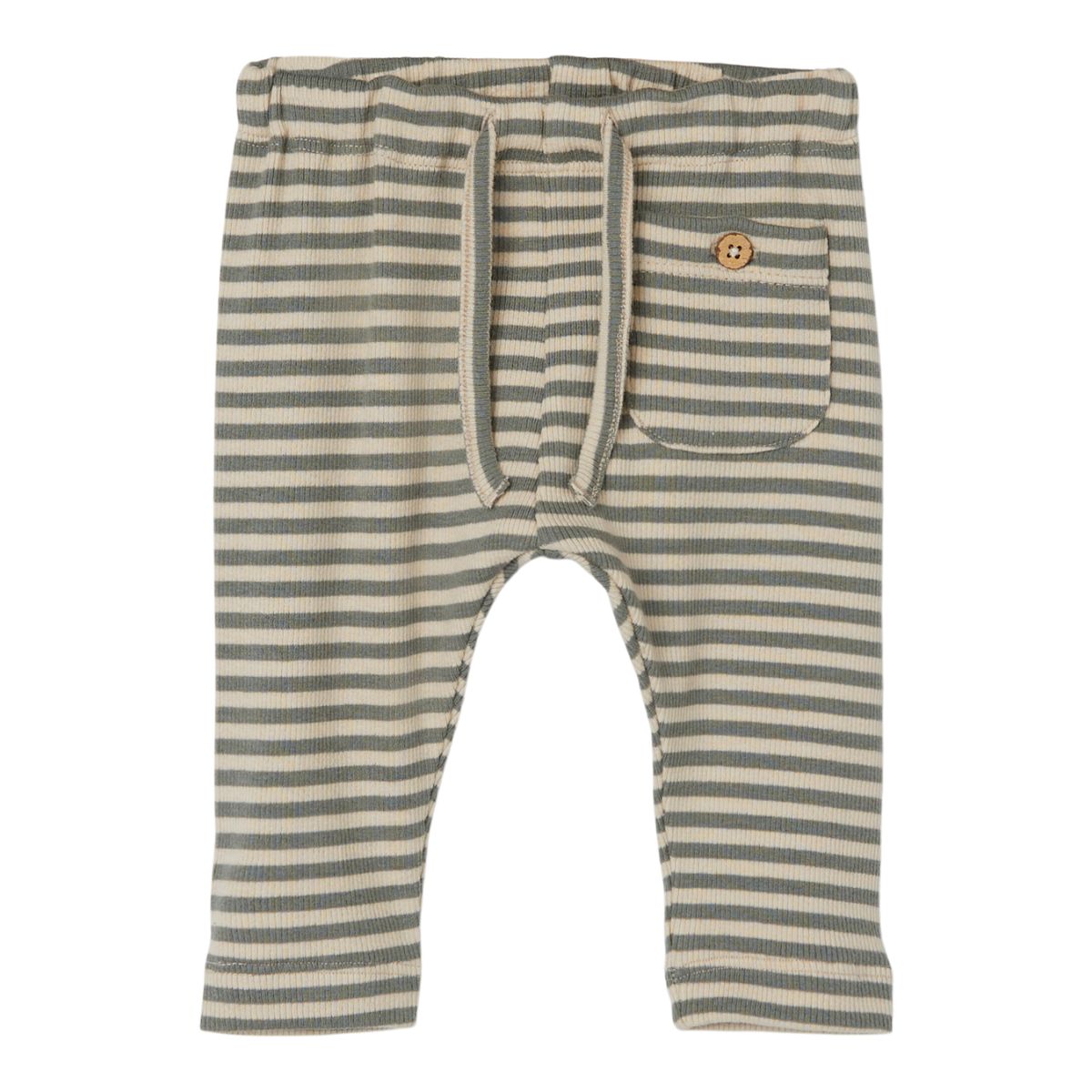 Deze soepelvallende broek in de uitvoering stripes fog van het vrolijke merk Lil' Atelier is ideaal voor je kleintje om lekker in te rennen, te spelen en te ravotten. Deze fijne broek biedt namelijk optimale bewegingsvrijheid en is lekker luchtig. VanZus