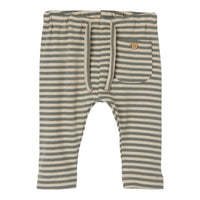 Deze soepelvallende broek in de uitvoering stripes fog van het vrolijke merk Lil' Atelier is ideaal voor je kleintje om lekker in te rennen, te spelen en te ravotten. Deze fijne broek biedt namelijk optimale bewegingsvrijheid en is lekker luchtig. VanZus