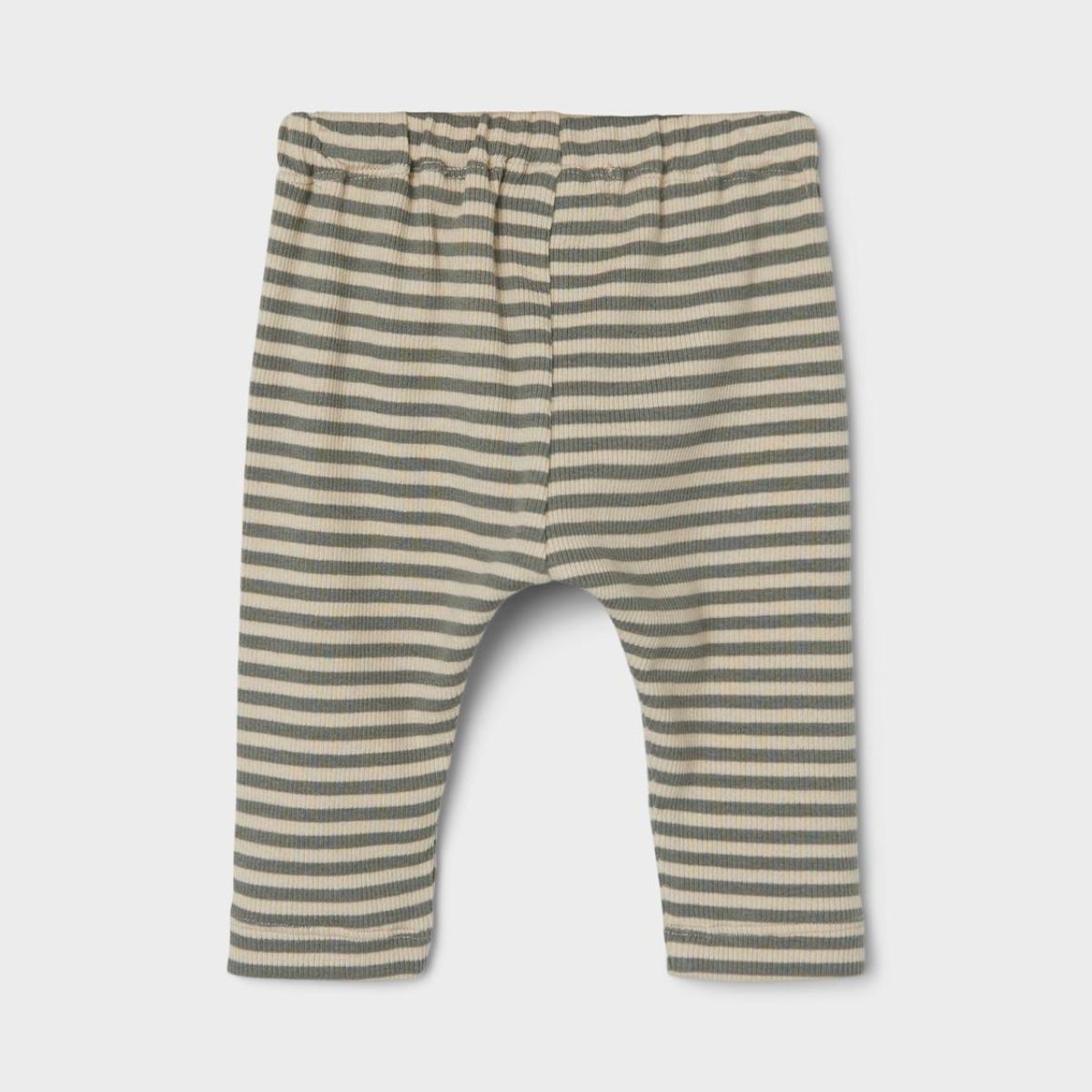 Deze soepelvallende broek in de uitvoering stripes fog van het vrolijke merk Lil' Atelier is ideaal voor je kleintje om lekker in te rennen, te spelen en te ravotten. Deze fijne broek biedt namelijk optimale bewegingsvrijheid en is lekker luchtig. VanZus